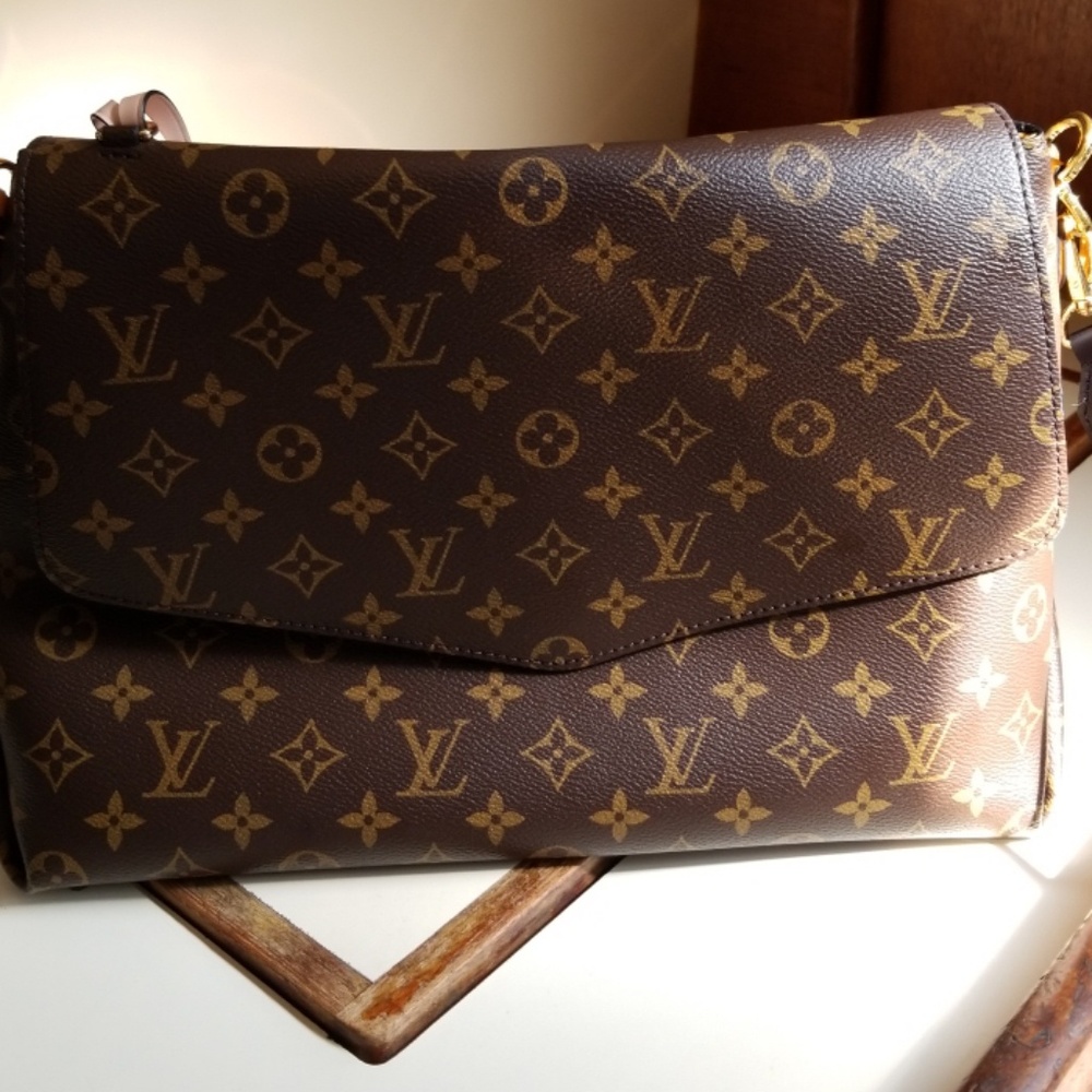 Louis Vuitton Beaubourg purse